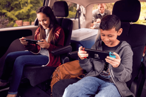 kids playing nintendo switch